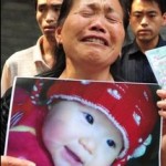 Zheng Shuzhen cu o fotografie a nepoatei sale moarte