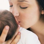 mama cu copil in brate